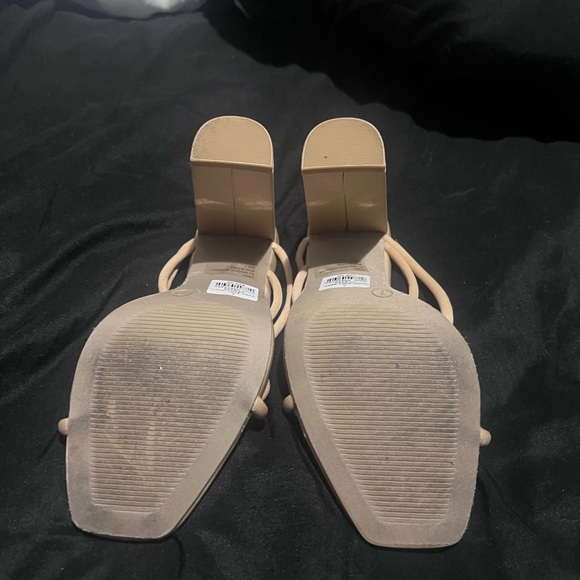 Tan heels - Picture 4 of 4